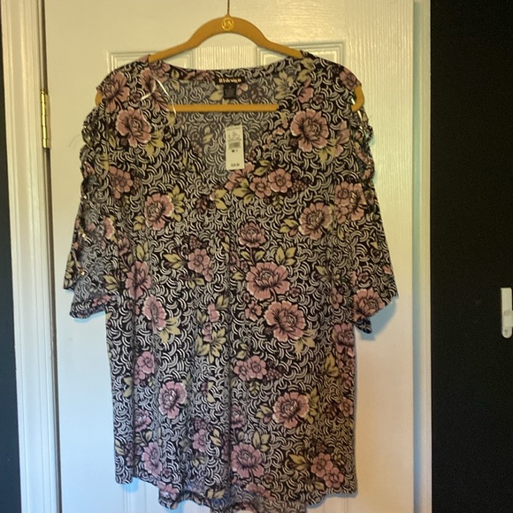 Tops - Picture 5 of 10